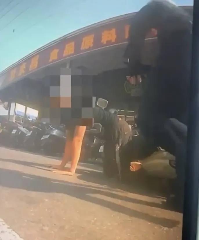 王姓少年機車與警方對撞後，警方趨前壓制少年。讀者提供