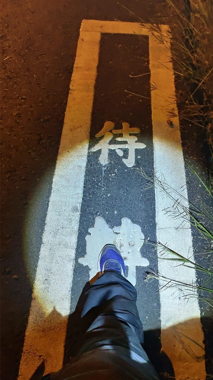 屏東潮州出現僅約人肩寬的機車待轉區。翻攝自臉書M2R / OGK 安全帽 - 得安/台灣總經銷