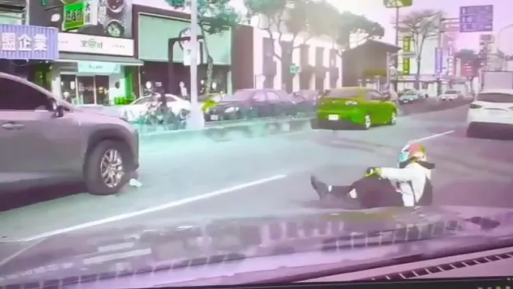 黃姓重機女騎士在空中翻了一圈落地。民眾提供