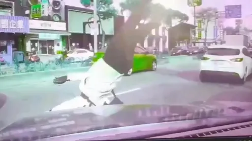 台中警車撞重機　女騎士空中翻1圈落地！坐地哀號