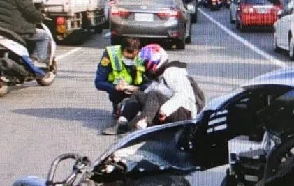 警方關心女騎士傷勢。民眾提供