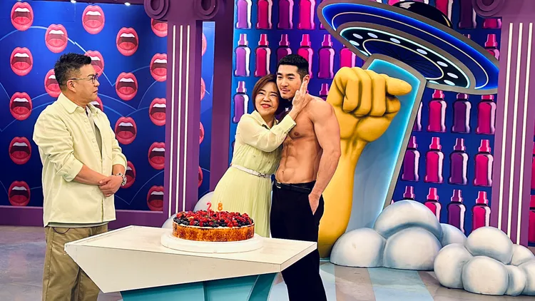 于美人（中）開心抱猛男，沈玉琳替老婆送上香氛當禮物。黃盈容攝