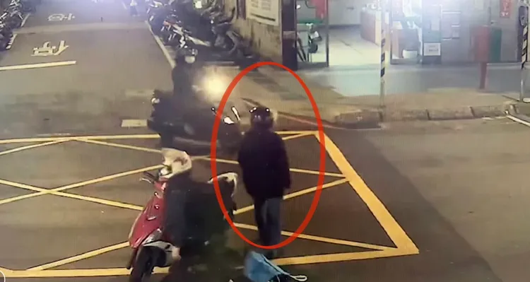 另一個角度監視器證明當時駕駛機車的不是黃婦，而是他喝酒醉的丈夫(紅圈處)。翻攝畫面