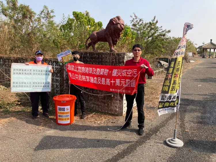 清明節將至，第二大隊加強宣導。二大隊提供