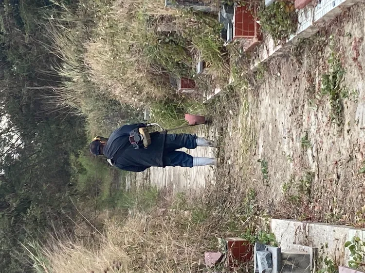 消防局第二大隊與公所合作，加強公墓雜草清除。二大隊提供