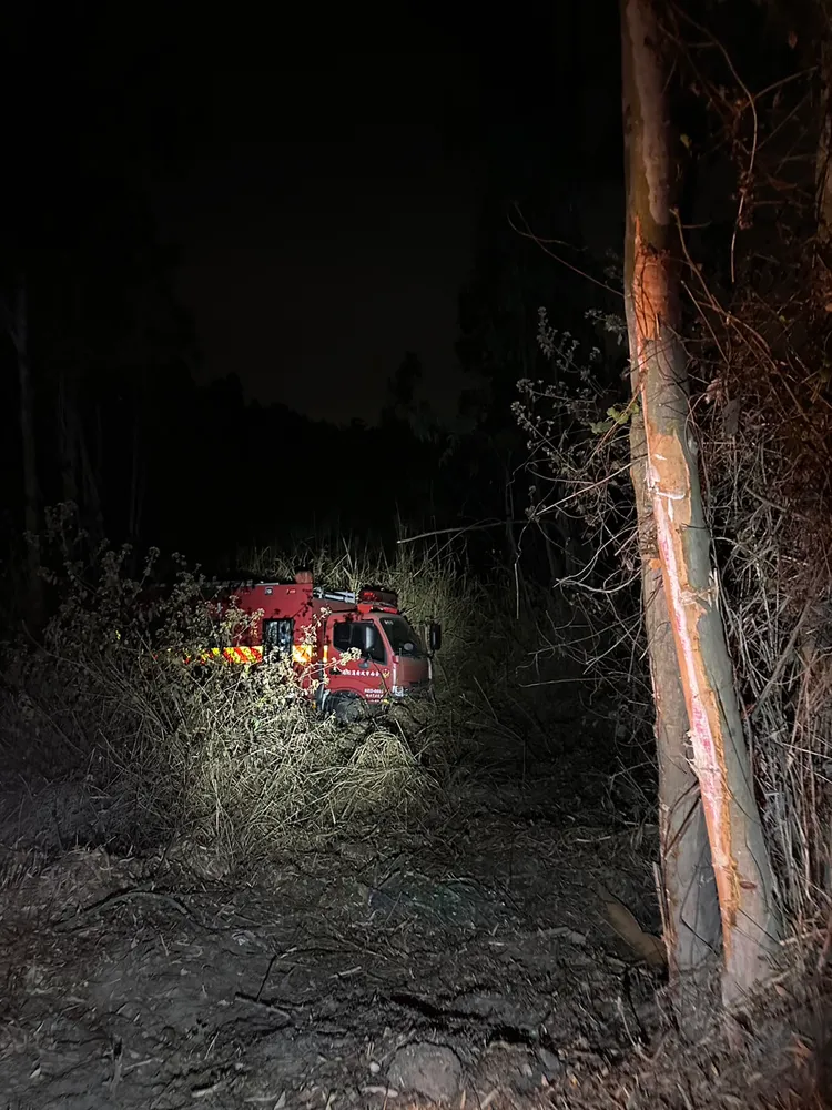 消防車倒車時，不慎滑落約10米深邊坡。讀者提供