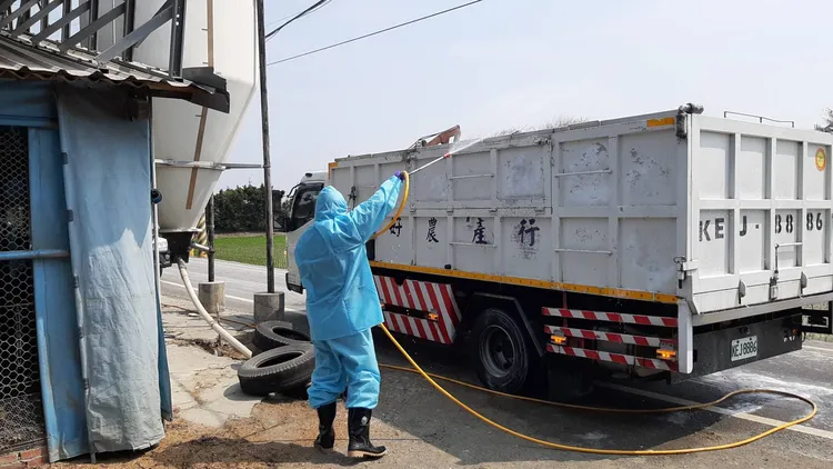 彰化縣動物防疫所在染疫土雞場執行清消工作。縣府提供