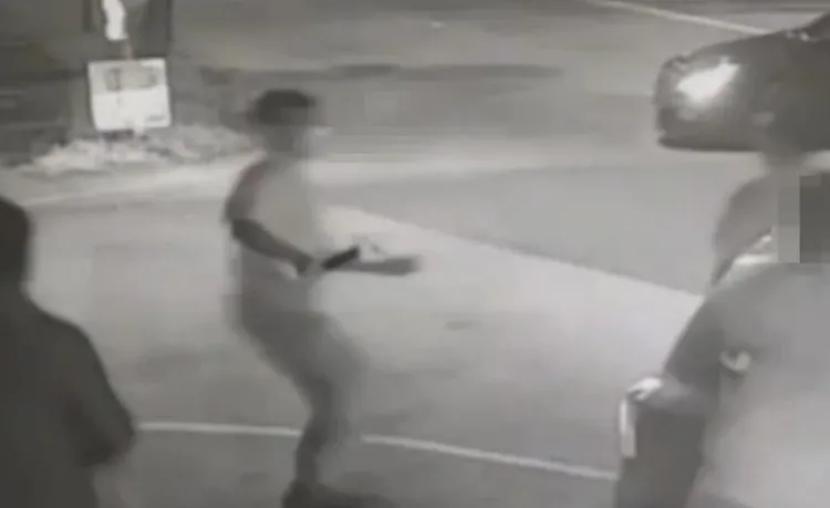 江姓大哥率眾當街行兇。翻攝畫面