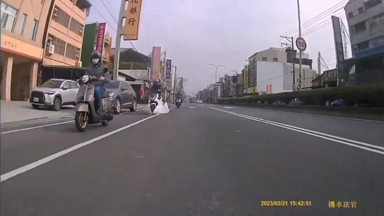 白布卡在機車下方，險象環生。翻攝WoWtchout - 地圖型行車影像分享平台