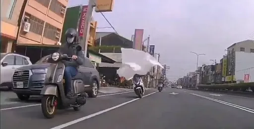 命大!天外飛來這東西騎士險被「蓋白布」 警察要找肇事者