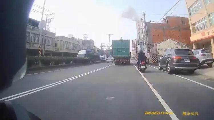 白布從大貨車上方飄出。翻攝WoWtchout - 地圖型行車影像分享平台