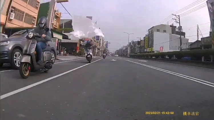 騎士差點被「蓋白布」。翻攝WoWtchout - 地圖型行車影像分享平台