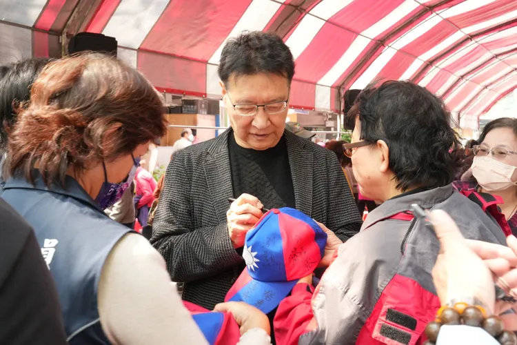 趙少康出席林明溱座談會，支持者紛紛要求簽名。國民黨南投黨部提供