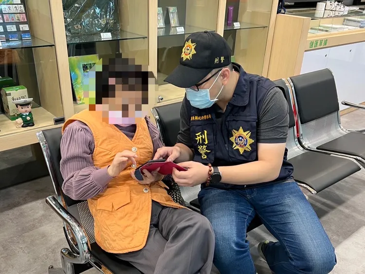 警察合力勸阻婦人匯款，保住婦人積蓄。翻攝畫面