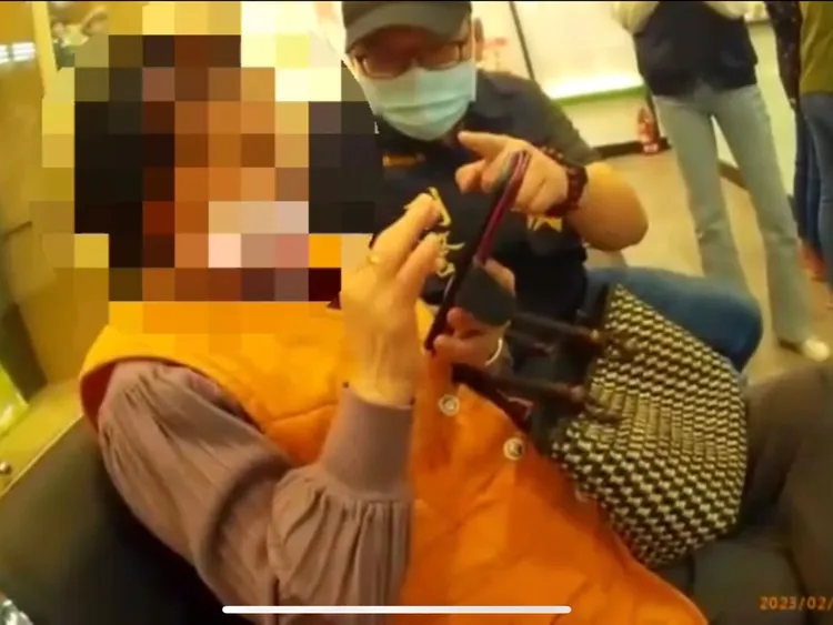 警察合力勸阻婦人匯款，保住婦人積蓄。翻攝畫面