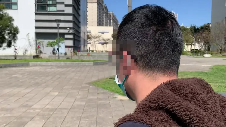 參加宏家旅行社司馬庫斯行程的陳男表示自己坐小板凳上國道。黃子騰攝