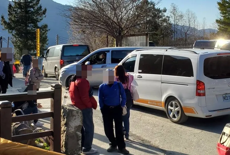 參加行程民眾皆是搭乘這種9人座廂型車。張男提供