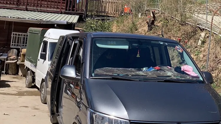 其中一輛載運遊客的廂型車。張男提供