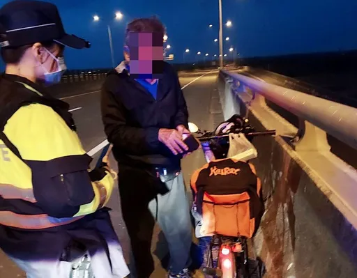 誤將台61線當台17線 不老騎士單車環島闖快速道!雲林暖警解危