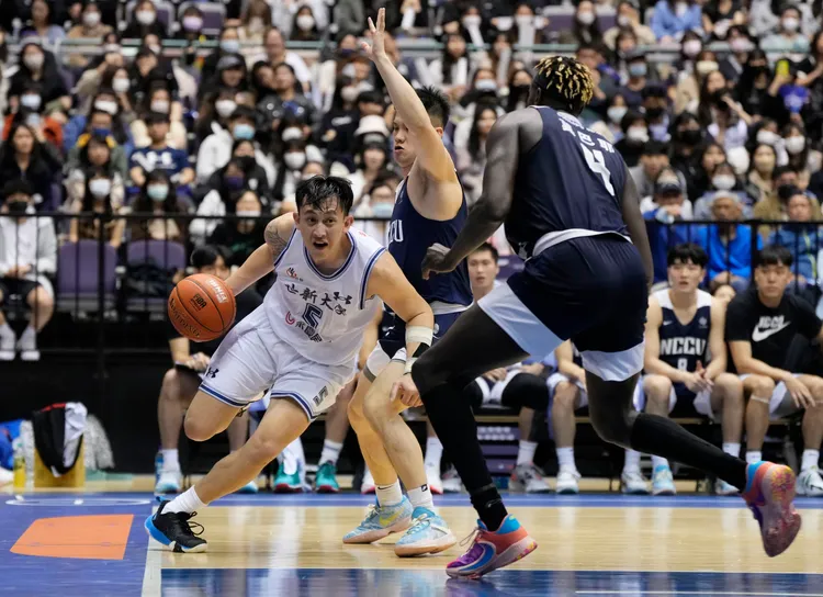 陳將双(左)切入，遭到政大阻擋。大專體總