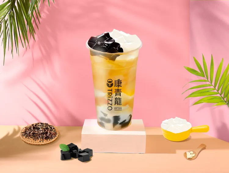 「太極金星」雪白軟嫩杏凍與曜黑滑溜仙草，彷彿黑白太極完美搭配。業者提供