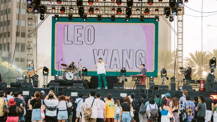 Leo王用音樂打破語言隔閡。台視提供