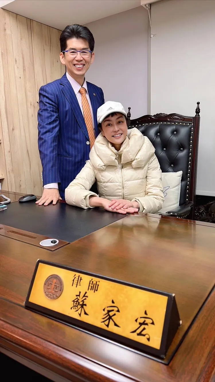 唐玲（右）從律師那才了解遺囑的重要性。翻攝唐玲臉書