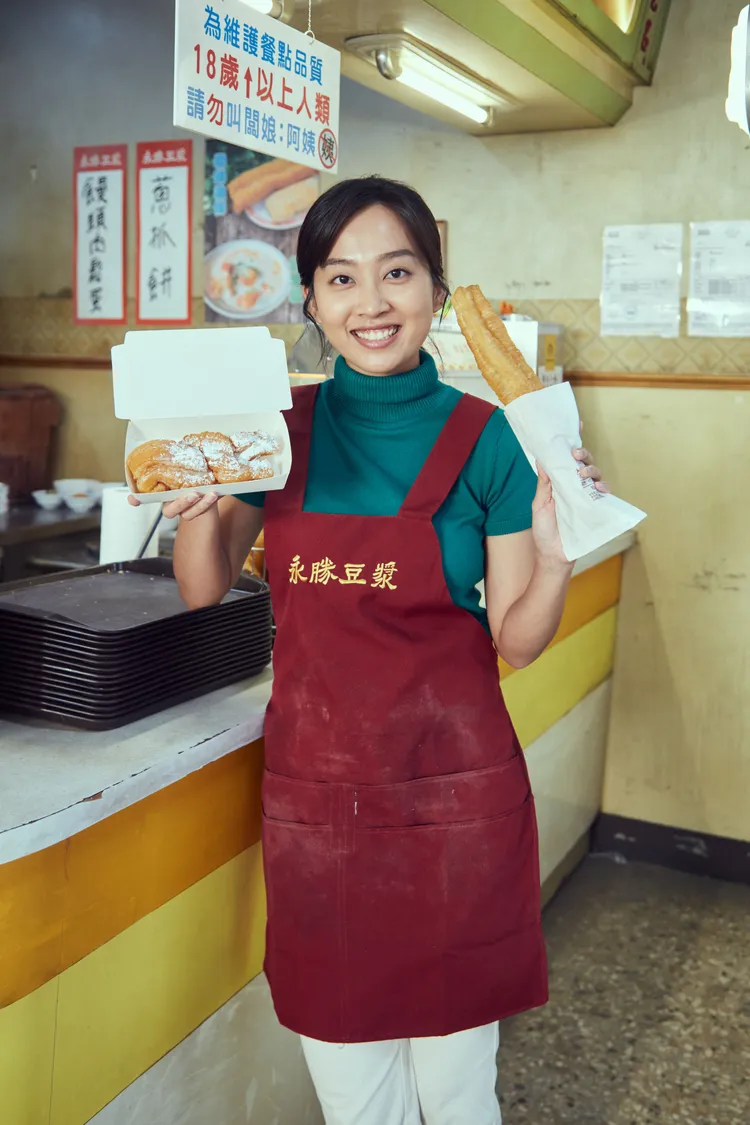 楊富江在《暗夜微光》裡製作油條。客台提供