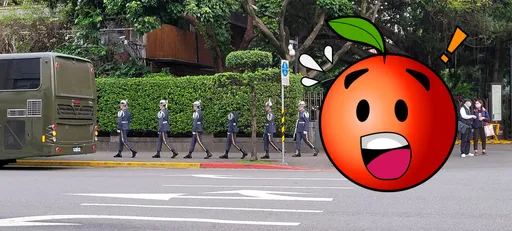 整排儀隊「他的頭不見了」！他心驚以為靈異　放大更怕了：到底在哪
