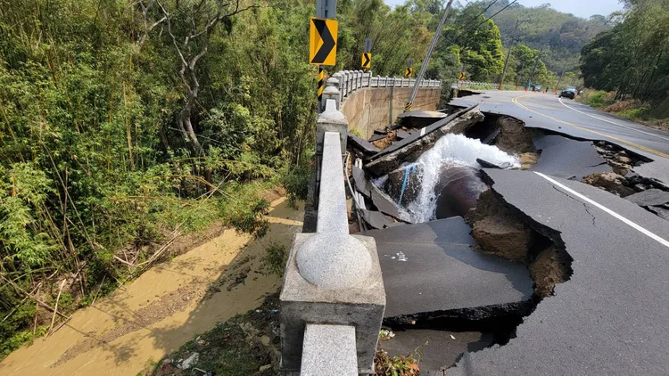 路基流失塌陷。寶山鄉長邱振瑋提供