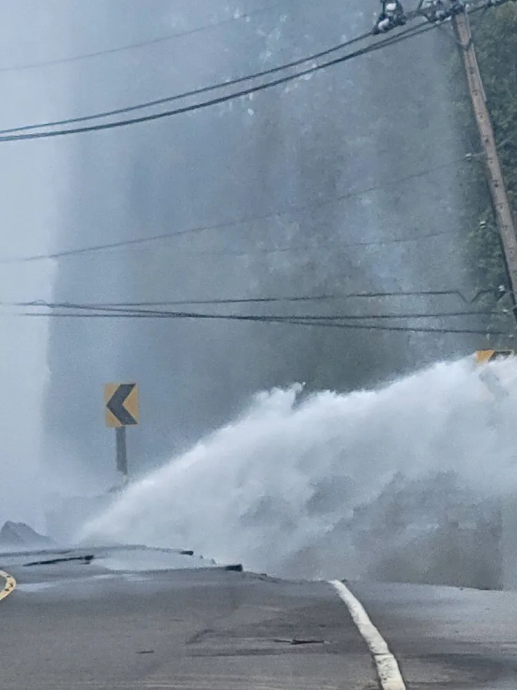 輸水管不明原因大爆管。寶山鄉長邱振瑋提供