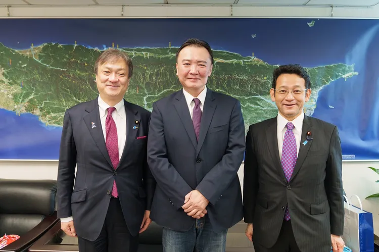 堀井巖與國場幸之助結束會議後，與黨秘書長許立明會面。民進黨提供