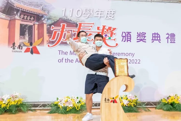 黃偉哲去年和畢業生合拍，完全配合學生要求。市府提供
