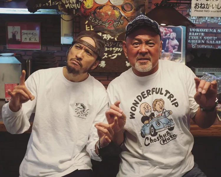 長瀨智也退出傑尼斯後，IG充滿著重機、潮牌、摔角，圖為他和已引退的摔角巨星武藤敬司（右）合照。翻攝長瀨智也IG