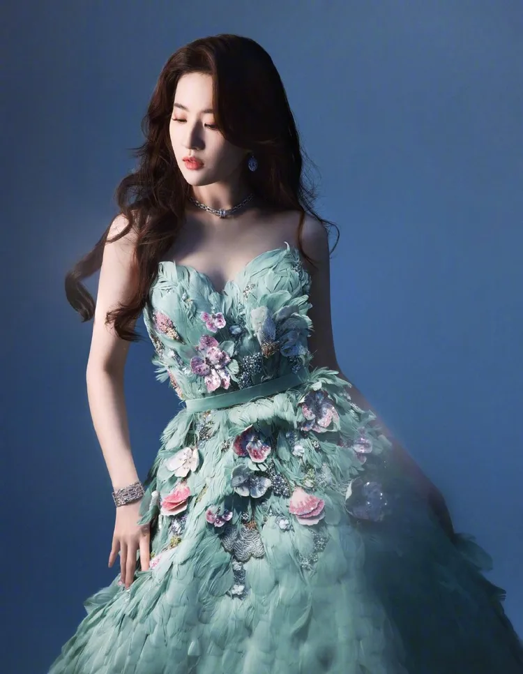 劉亦菲今晚孔雀公主造型。翻攝劉亦菲微博