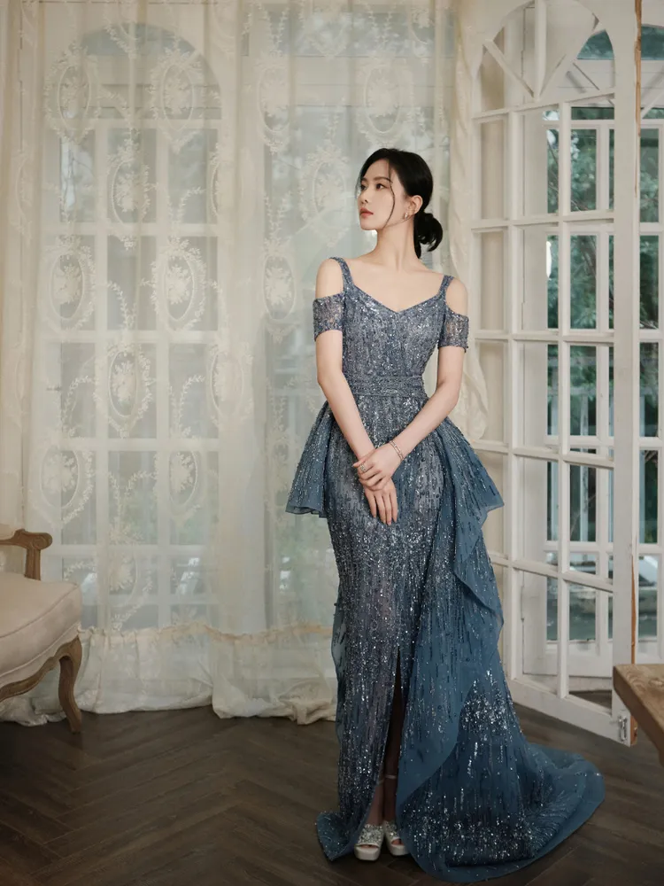 劉詩詩的夜空藍禮服小露香肩。翻攝劉詩詩工作室微博