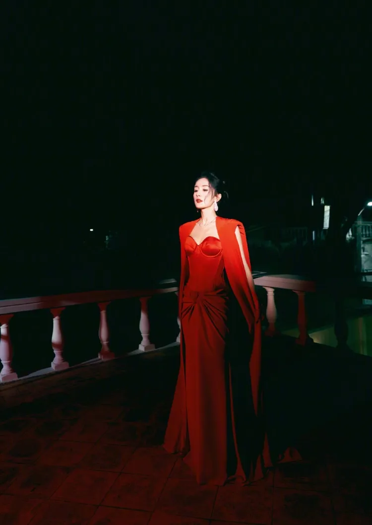 楊冪今晚造型很有女王氣勢。翻攝楊冪工作室微博