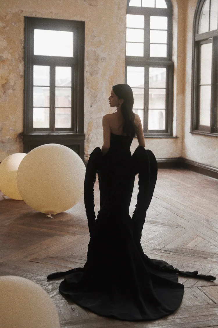 Angelababy今晚造型走黑天鵝路線。翻攝Angelababy微博