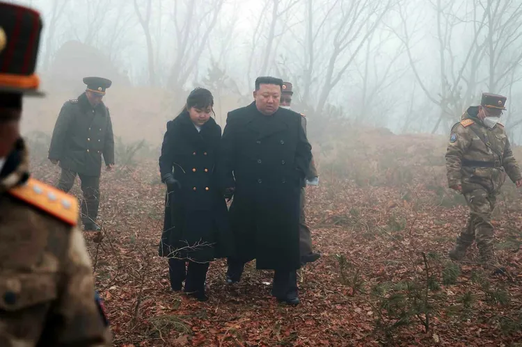 金正恩帶著愛女金主愛監督戰術核反擊演習。翻攝勞動新聞