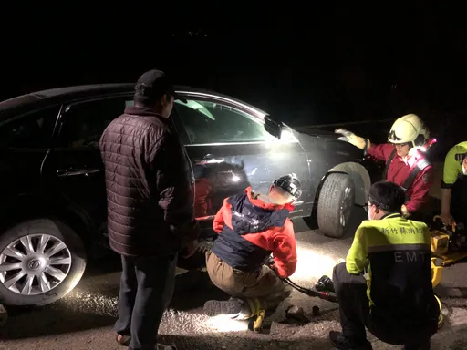 新竹尖石夜晚駕車輾到異物 驚!竟是男子卡車底送醫不治
