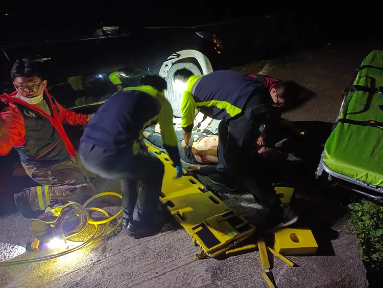 警消救出男子送醫。新竹縣消防局提供