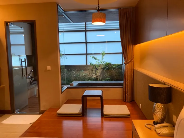 泡完湯，泡上湯屋提供的貴妃玫瑰茶、養心舒緩茶，在屋內和室空間喝茶談心。特勤中心攝