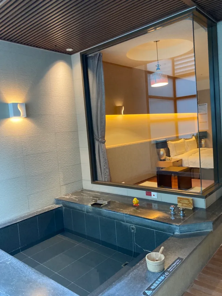 湯屋內溫泉池旁的透明大玻璃，讓人有無限遐想空間。特勤中心攝