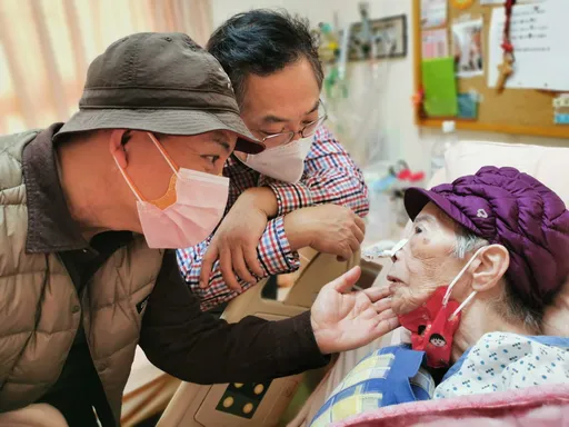 陳凱倫驚罹扁桃腺癌　割除右頸腫瘤淚謝老婆救命