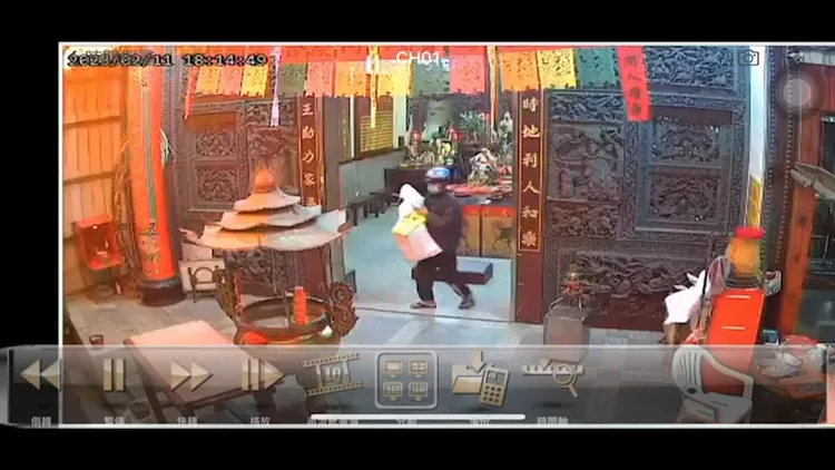 洪男將香油箱裝進袋後即離去。翻攝畫面