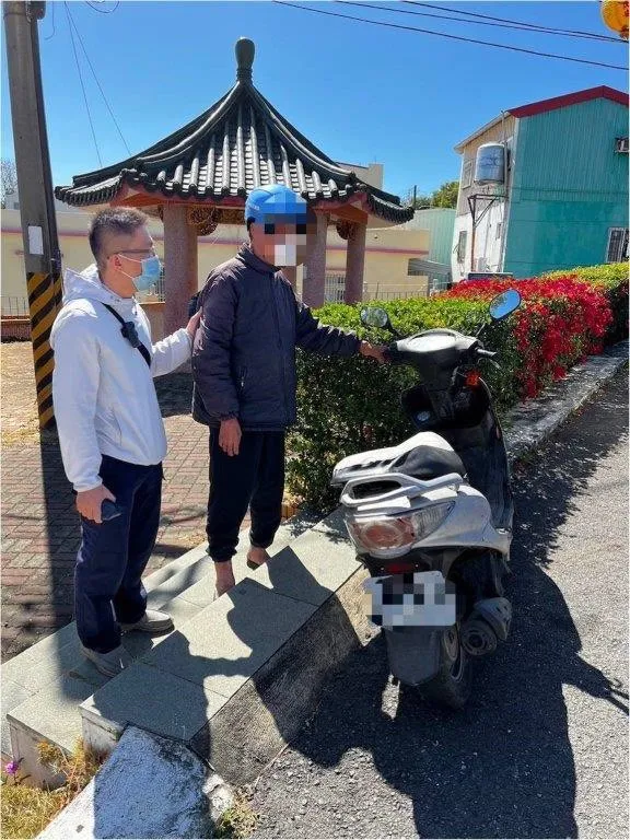 洪男被警方找到，頭上安全帽、身上衣服都跟當日一樣。翻攝畫面