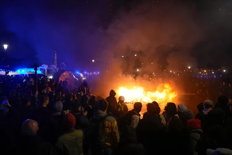 示威者18日在巴黎抗議時焚燒雜物。美聯社