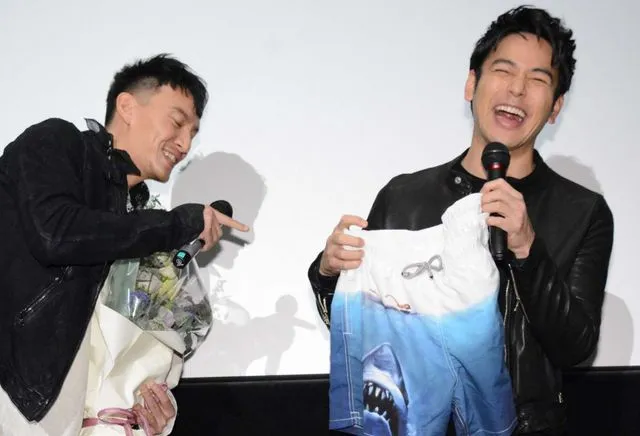 張震（左）2017年到日本出席《牯嶺街少年殺人事件》25周年重映活動，妻夫木聰到場站台，還收到張震送的大白鯊泳褲。翻攝cinematoday