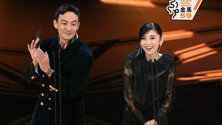 張震（左）和黑木瞳去年在金馬獎搭檔頒獎。金馬執委會提供
