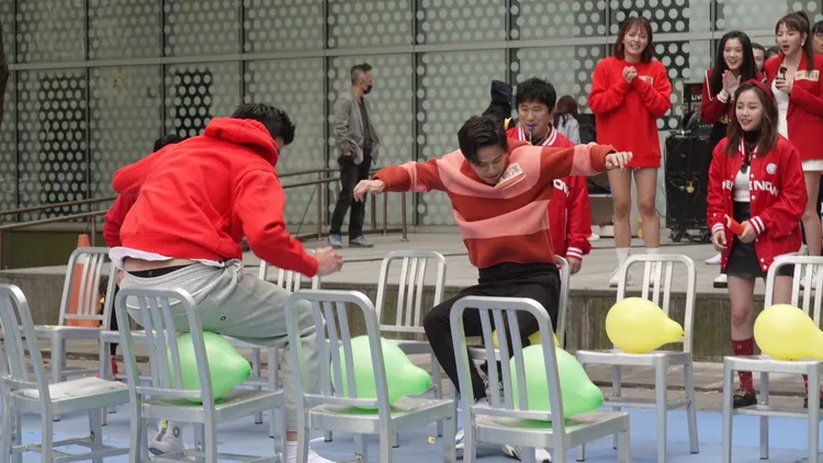 徐新洋（右）挑戰以屁股坐破汽球。民視提供